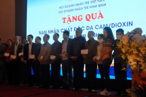 Hội doanh nhân trẻ Việt Nam và Hội doanh nhân trẻ tỉnh tặng quà cho nạn nhân chất độc da cam